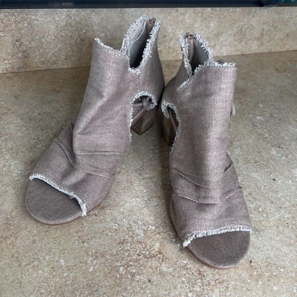 Very G Light Tan Open Toe Cut Out Side Back Zip Chunky Heel Bootie Size 8.5 - Picture 10 of 10